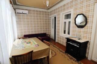 Гостевой дом Guest House Darejani Кутаиси Двухместный номер с 1 кроватью или 2 отдельными кроватями и дополнительной кроватью-1